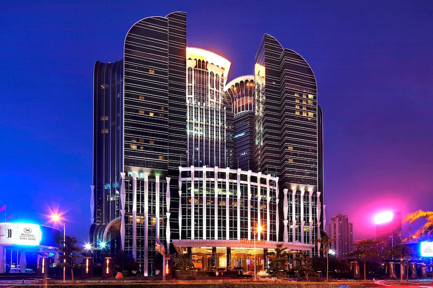 What amenities does Shenzhen Sheraton Hotel have? Enjoy its big swimming pool and delicious food options.