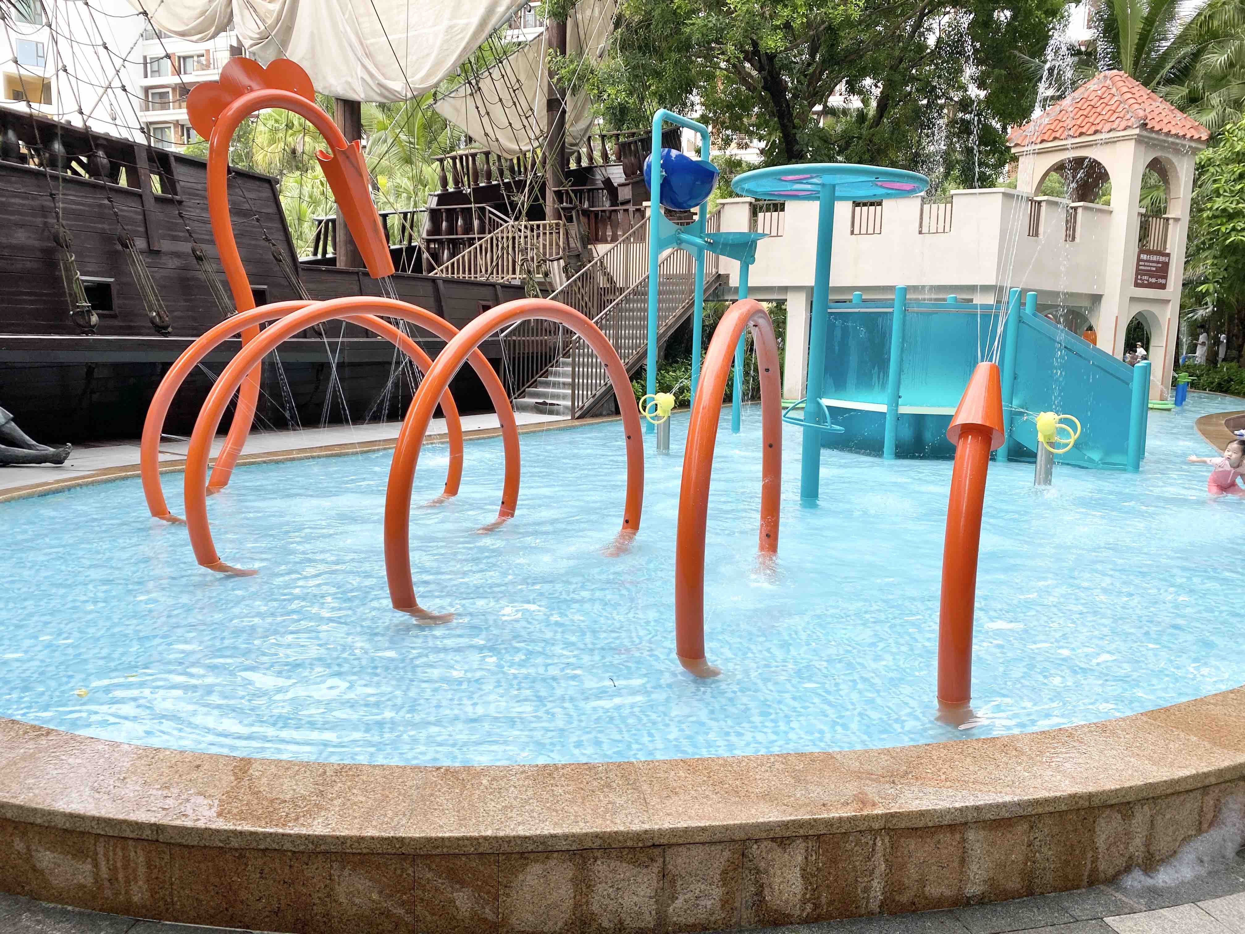 What are the main services at Shenzhen water clubs? Get an easy overview of wellness and leisure options.
